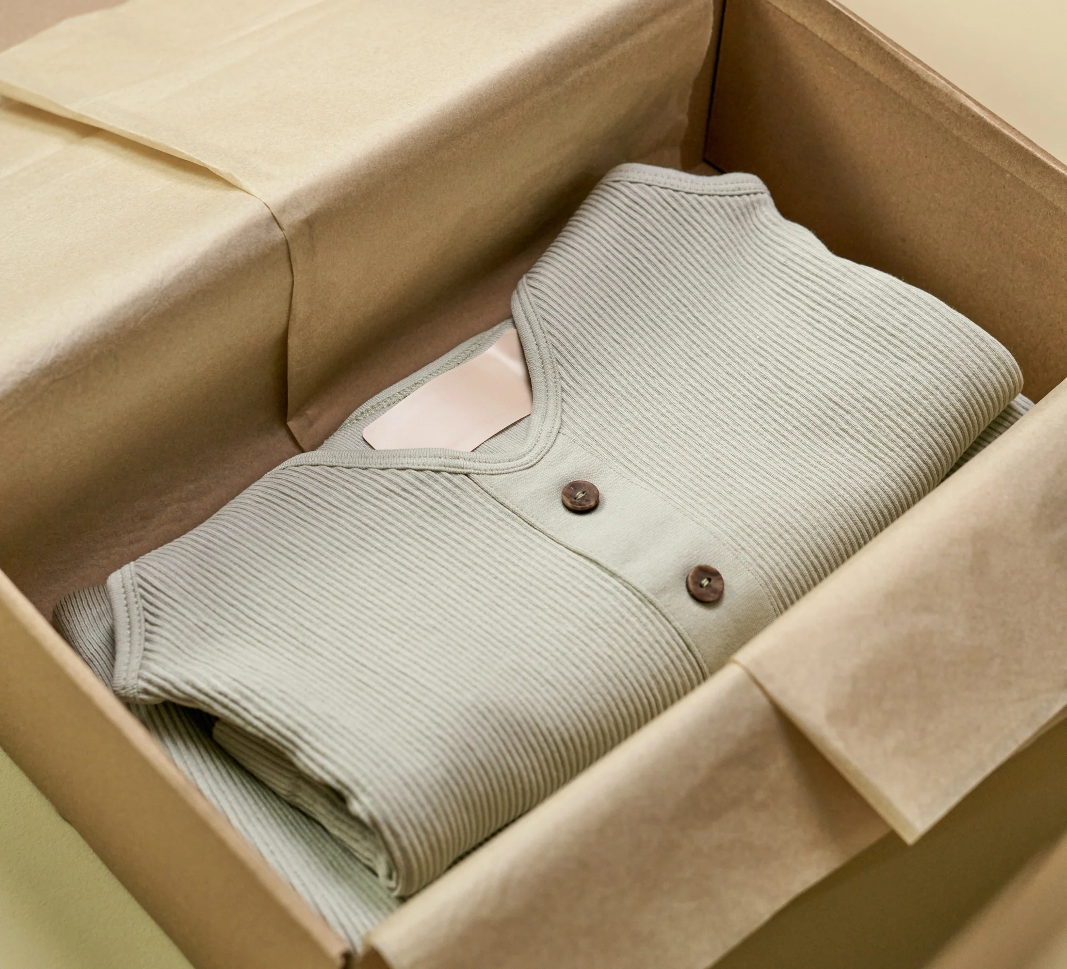 carton de vêtements - contact page